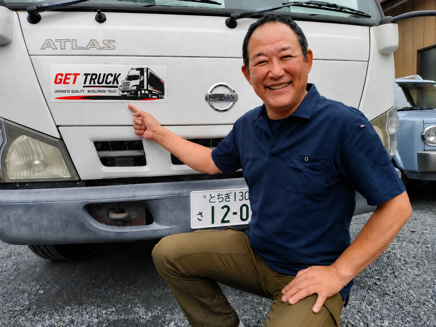 GET TRUCK specialist Ito Takao inspecting a Japanese truck
